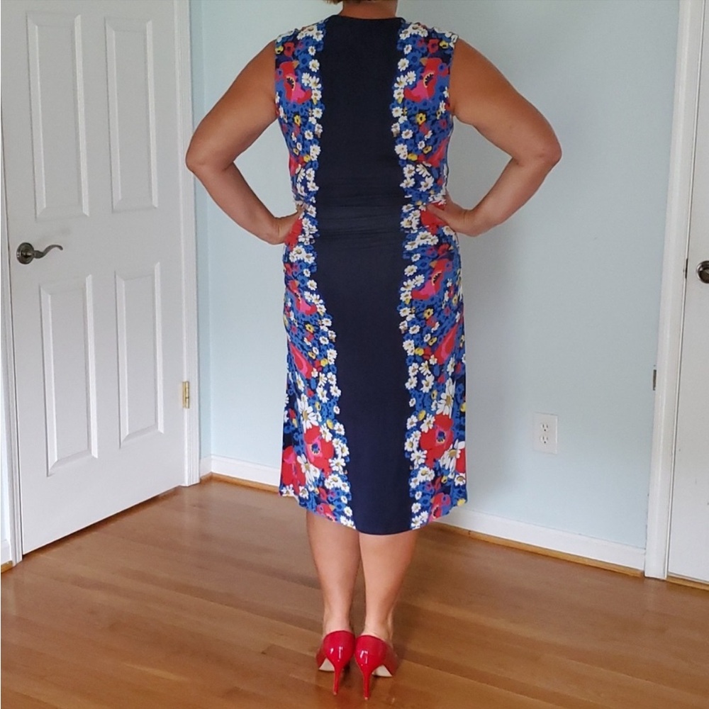 ๐ Boden v neck sleeveless jersey stretch w/ rouging daisy flower midi dress 16. - Picture 4 of 7